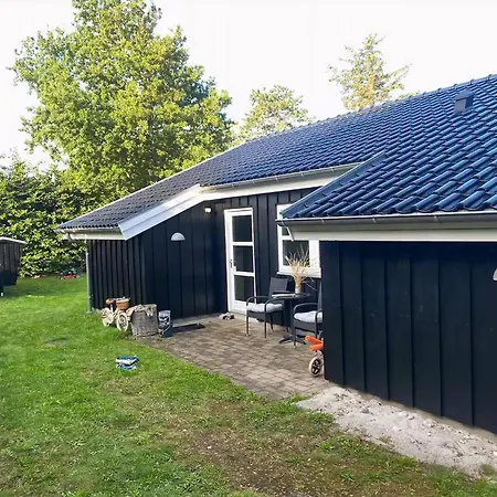 Feriehus Charming Modern Summer House 4 Min From The