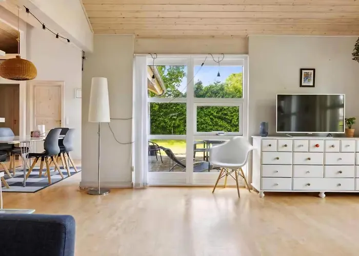 Feriehus Charming Modern Summer House 4 Min From The *